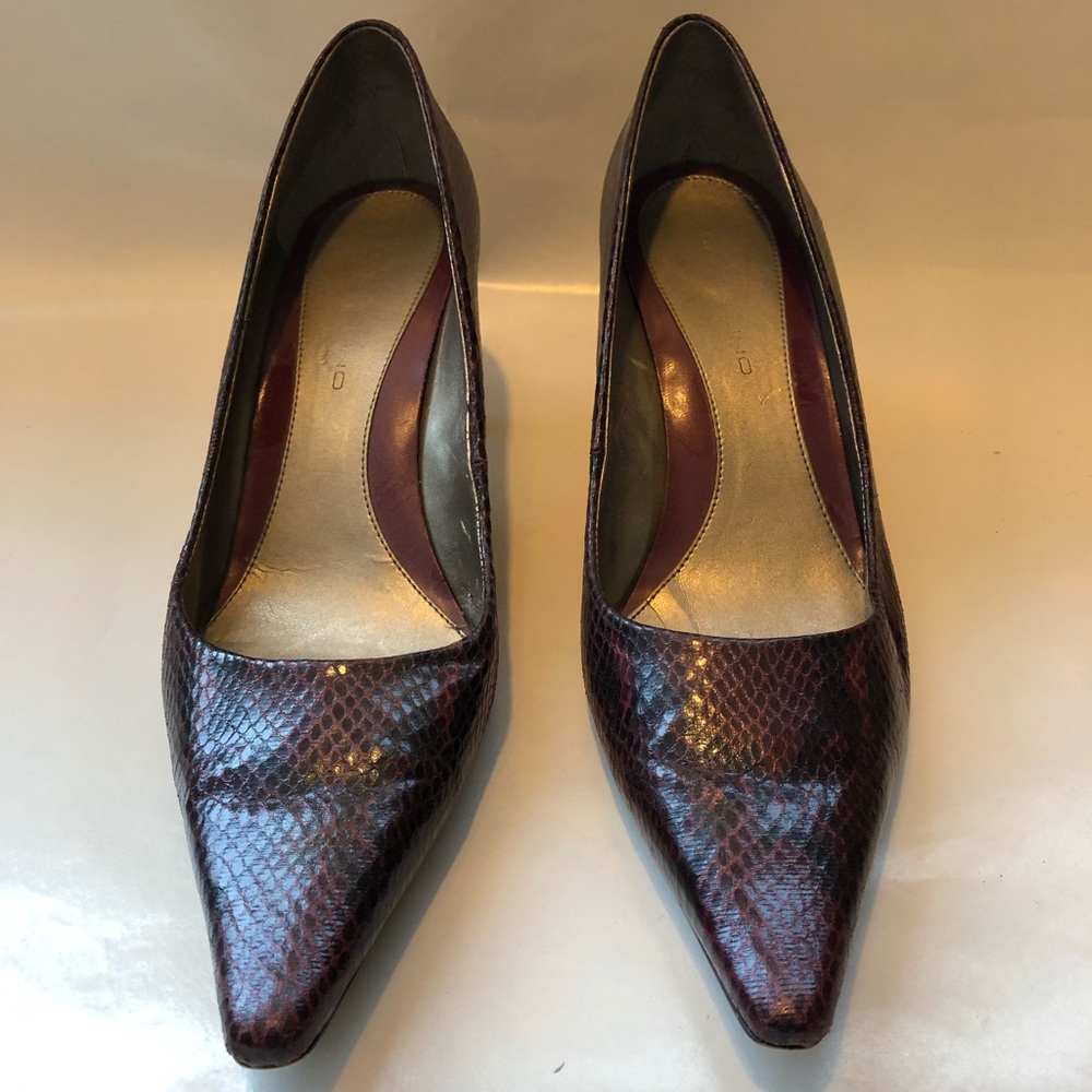 Never worn Bandolino Burgundy faux snakeskin pump